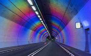 塞車不無聊！國5雪隧「情境彩色燈具」中秋正式亮相