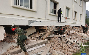 (影) 四川大地震民眾要逃命 竟被大白封在家！稱地震事小 「防疫」為重