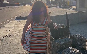 浪貓爬上女子肩膀：你帶我回家吧