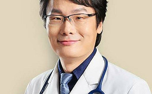 長輩在家愛看電視吃零食！營養學博士：恐增失智風險