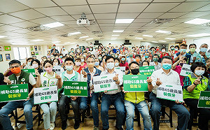 林佳龍參與長者共餐幫打菜 提敬老政策獲熱烈迴響