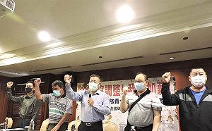 不滿財團施壓政院阻港埠業務費調整  碼頭勞工不排除抗爭