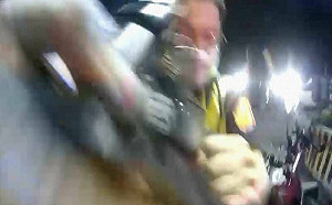 襲警案再度上演！攔查搜出開山刀、電擊棒 惡煞竟持安全帽狂砸員警