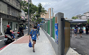 新北議長蔣根煌助百年老校舊牆改建  新莊國小安全通學廊道完工