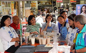 放送事故！柯志恩回防藍營本陣果貿社區 里長當面感謝陳其邁