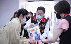 花蓮弱勢排隊領「印有縣長照片」白米  Kolas：還要鞠躬謝謝？省省吧！