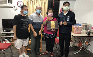 持續關心城中城受災戶 陳其邁中秋前夕慰訪送月餅