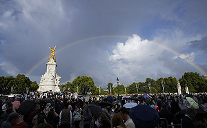 倫敦天空乍現雙彩虹！時間點恰好在女王駕崩前 民眾嘆:她真的離開了