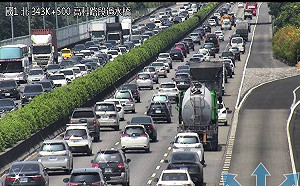 塞塞塞！中秋連假首日國道成「類停車場」 高公局：午後再一波車潮