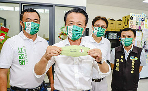 嘉義口罩工廠推不脫妝涼感口罩 翁章梁：有創意兼具防疫