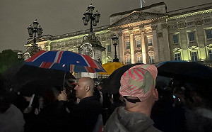 白金漢宮湧人潮  民眾悼女王：最令人信服君主