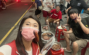 中秋節走訪鄰里  基進李雨蓁被瘋狂餵食直呼「太暖了」