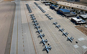 美軍A-10攻擊機導彈、戰術射擊比賽精彩登場 37架列隊 場面壯觀