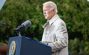 冒雨獻花紀念911恐攻21週年 拜登重申:「美國的反恐承諾沒有期限」