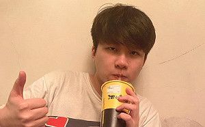 冠緯實況買廖老大飲料！與店員胡扯網笑翻：你才是詐欺ㄟ