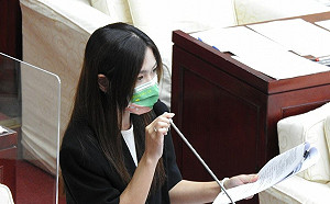 黃珊珊嗆「害命必遭天譴」議員批公然扯謊：柯市府還拜託議會刪疫苗預算