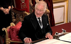 (影)王室的傲慢?查爾斯三世即位儀式不耐煩瞪眼｢咬牙切齒｣畫面曝光