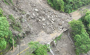 雨下不停！苗21線巨石崩落 交通中斷