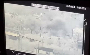 (影)俄軍運兵卡車逃亡中遭反裝甲飛彈擊中 整車俄羅斯士兵炸飛噴出!