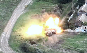 (影)俄軍悲歌！俄T-72戰車被反裝甲飛彈轟到殉爆 車長噴飛摔落民宅