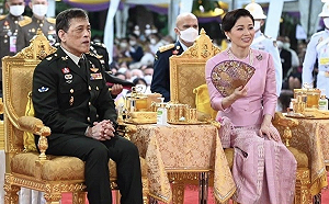 (影) 抗議者穿傳統服飾遭控「扮演泰王后」法院判「侮辱皇室」關2年