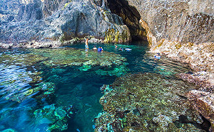 不要命！11人颱風天闖綠島柚子湖觀浪落海 消防局怒開罰