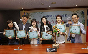 指控高虹安不當對待鸚鵡 親綠粉專翻車打到自己人