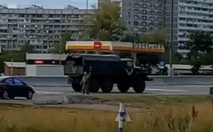 (影) 前線失利 普丁遭政變? 網傳莫斯科市中心有卡車攔路 軍車出沒首都 假的!