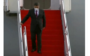 習近平一下飛機就險踩空 網可惜：差點中國就有救