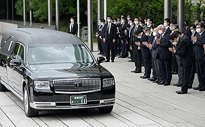 矢板明夫：英女王、日安倍葬禮將成民主國家「反獨裁政權擴張」盛會