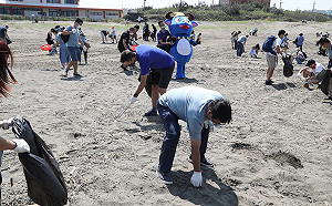 守護海洋！13國駐台代表參桃園淨灘 清出336公斤垃圾