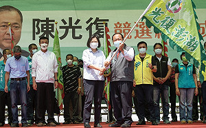 蔡英文呼籲支持「克服東北季風的男人」  陳光復競選總部湧進2 千位民眾