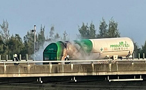 台61線火燒車！液態氮槽車烈焰吞噬