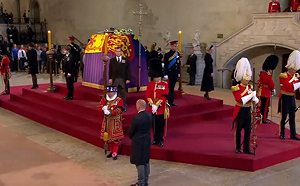 （影）女王8孫子女守靈 威廉打頭陣 哈利獲准著軍裝出席