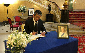 英女王國葬！駐英代表謝武樵獲邀 代表台人赴蘭開斯特府簽名弔唁