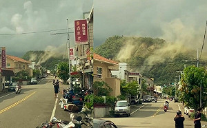 花蓮走山畫面曝光 傳多輛車被困 台東橘子山也坍方