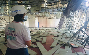 地震災情》桃市八德國民運動中心天花板掉落 賴香伶趕赴現場勘查