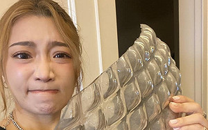 地震晃完3秒吊燈砸落！依依急拉納豆躲桌下 又救了一命