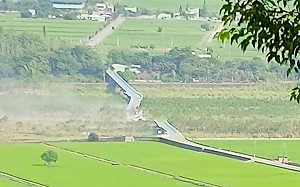 花蓮富里崙天大橋斷裂畫面曝光！橋樑中斷陷落地面 揚起漫天沙塵