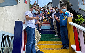 新北打火英雄齊健走 登山祈福保平安