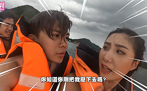 孫生玩香蕉船落海「掐女友脖子」！Wendy罕見動怒：這樣會害死人
