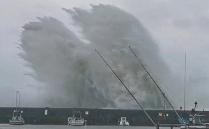 (影) 南瑪都襲日釀43傷 800 多航班取消 九州29萬戶停電、新幹線停駛