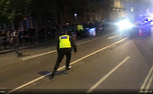 (影) 只差兩秒就撞上英國國王車隊 ! 數名警方將溜冰男子撲倒上銬