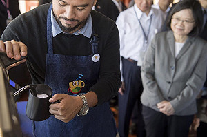 蔡英文朝聖薩國咖啡  台灣業者捧場大採購