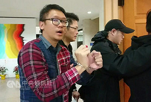 衝行政院噴漆 文傳會新媒體部主任限制住居