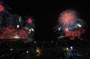 大港花火觀光雞雞叫 捷運渡輪運量創新高