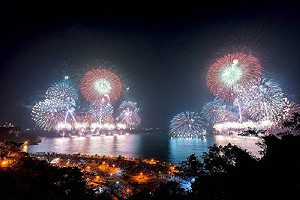 高雄鬧元宵 萬人提燈遊行海堤花火壓軸