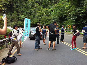 鐵鍊綑身擋張志軍 魏揚等8人獲判無罪