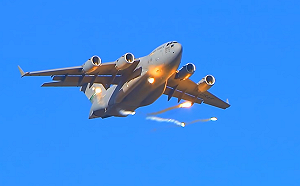 火力更強! 美將運輸機改成轟炸機 實驗室 : 已成功發射導彈擊中目標