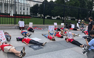 (影) 每天逾400人病亡 美宣稱疫情已結束 抗議民眾躺白宮罵 : 拜登撒謊